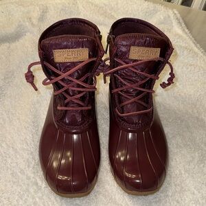 Women's Sperry Saltwater Quilted Nylon Duck Boots Wine Size 7